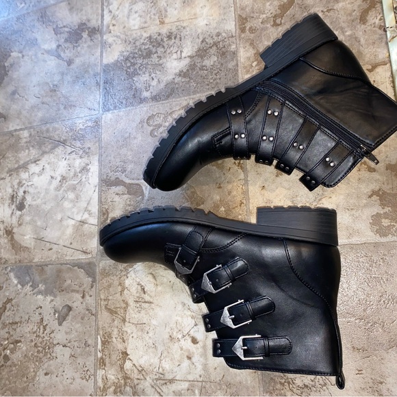 WOMENS SIZE 12; BLACK LEATHER BOOTS - Picture 4 of 6